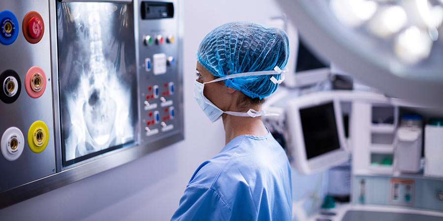 Medizinisches Team in moderner Klinik - Symbolbild für professionelle Gesundheitsversorgung
